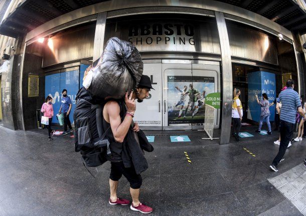 Control de temperatira en el acceso al centro comercial