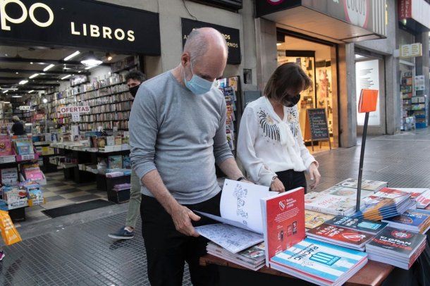 El jefe de Gobierno Horacio Rodriguez Larreta y la ministra de Espacio Público Clara Muzzio en una recorrida de librerías por la Calle Corrientes