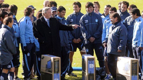Néstor Kirchner en un entrenamiento de Racing. Le entregó cuatro televisores al plantel.