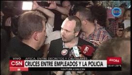 Cruces y tensión entre los despedidos y la policía en las puertas de la Afsca Cruces y tensión entre los despedidos y la policía en las puertas de la Afsca
