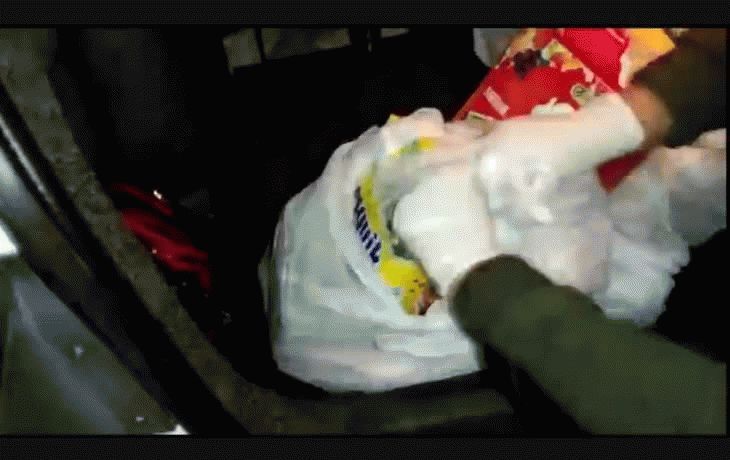 Detuvieron a una pareja que transportaba 13 millones de pesos ocultos en cajas de cereales para niños