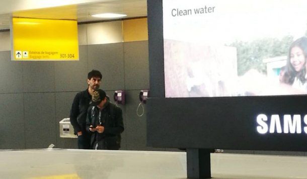 <p data-aria-label-part="0" lang="es">Darthés esperando las valijas en el aeropuerto de San Pablo. Foto @<strong>GZaffora</strong> </p><br><p></p>