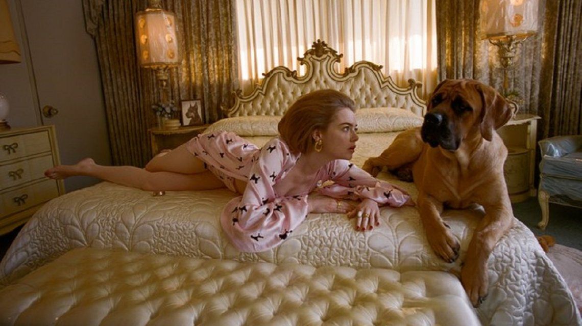 La genial producción de fotos de Emma Stone rodeada de perros