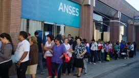 Más de 700 mil jubilados y beneficiarios de AUH pidieron créditos del ANSES por la crisis Más de 700 mil jubilados y beneficiarios de AUH pidieron créditos del ANSES por la crisis