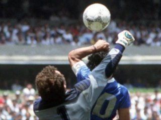 con el var, la mano de dios de diego maradona hubiera sido invalidada con el var, la mano de dios de diego maradona hubiera sido invalidada