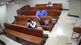 Le robó un celular a una mujer en una iglesia y se persignó antes de salir Le robó un celular a una mujer en una iglesia y se persignó antes de salir