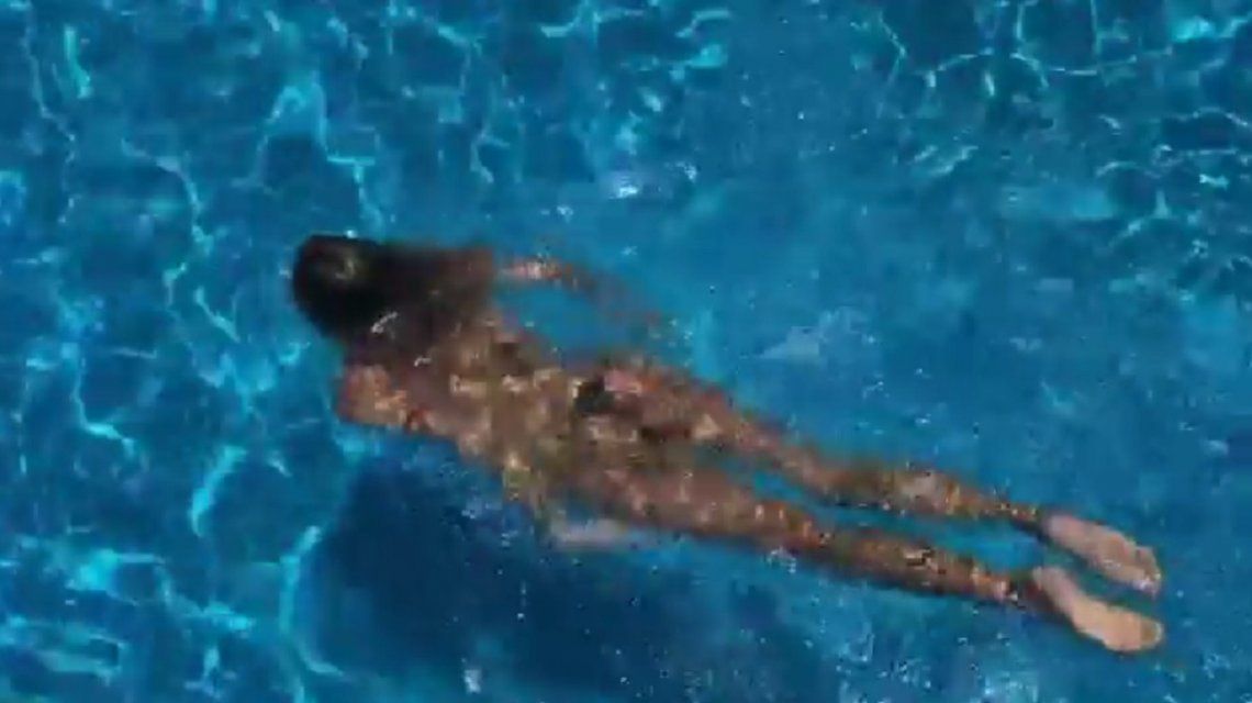 El sensual video de Dolores Barreiro nadando