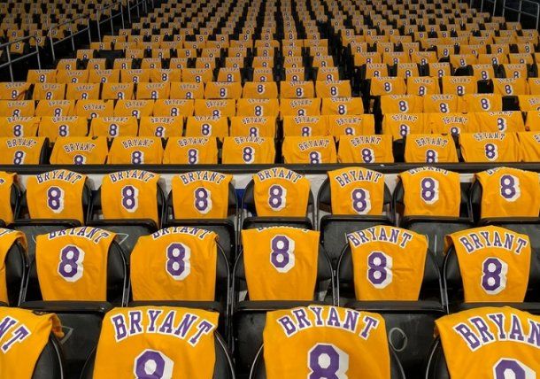 La 8, la camiseta con la que Bryant gano sus primeros tres títulos en los Lakers (foto Bleacher Report)