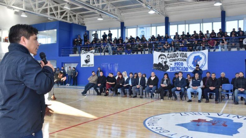 Claudio Vidal fue el principal orador en la inauguración de la nueva sede del gremio petrolero en Pico Truncado, la cual incluye un gimnasio polideportivo. Claudio Vidal fue el principal orador en la inauguración de la nueva sede del gremio petrolero en Pico Truncado, la cual incluye un gimnasio polideportivo.