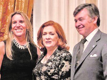 Gala. Daniel Pelegrina y su esposa Catalina junto a Teresa González Fernández en la celebración del 75° aniversario de la creación de ALPI. Gala. Daniel Pelegrina y su esposa Catalina junto a Teresa González Fernández en la celebración del 75° aniversario de la creación de ALPI.