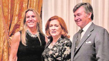 Gala. Daniel Pelegrina y su esposa Catalina junto a Teresa González Fernández en la celebración del 75° aniversario de la creación de ALPI. Gala. Daniel Pelegrina y su esposa Catalina junto a Teresa González Fernández en la celebración del 75° aniversario de la creación de ALPI.