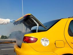 Fumigan taxis en C&oacute;rdoba por el coronaviurs - Cr&eacute;dito:&nbsp;@leoguevara80