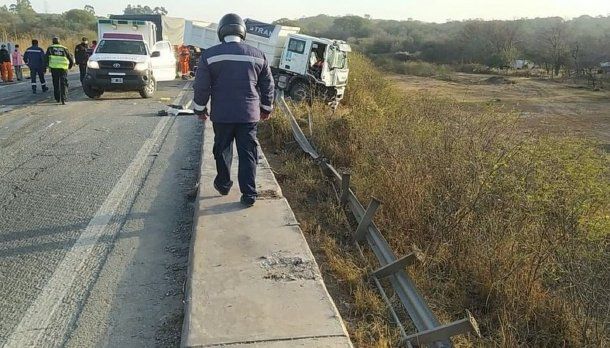 Impresionante triple choque de camiones en Salta: uno cayó por un terraplén