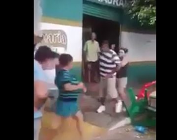 Un hombre intentó agredir a una mujer y recibió una paliza que no se olvidará