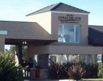 Encuentran el cuerpo de un hombre flotando en su pileta