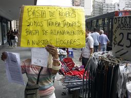 Manteros de Once cortan el tránsito en la avenida Pueyrredón, altura Perón