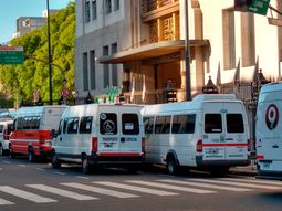 Choferes de combi hacen un piquete en 9 de Julio y Belgrano Choferes de combi hacen un piquete en 9 de Julio y Belgrano