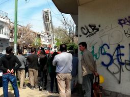 se derrumbo una medianera en villa crespo: hay un obrero muerto y dos heridos se derrumbo una medianera en villa crespo: hay un obrero muerto y dos heridos