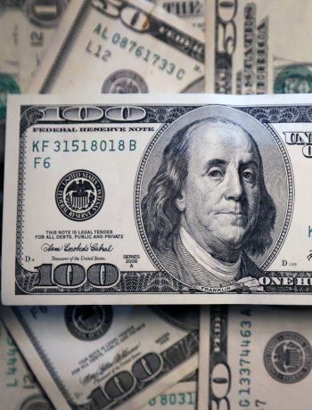 El dólar blue baja antes del debate en el Senado de la Ley Bases