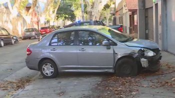villa luro: una enfermera se durmio al volante, choco contra un auto estacionado y volco villa luro: una enfermera se durmio al volante, choco contra un auto estacionado y volco