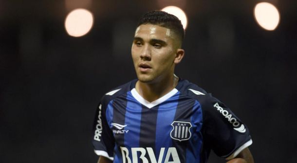 Emanuel Bebelo Reynoso con la camiseta de Talleres