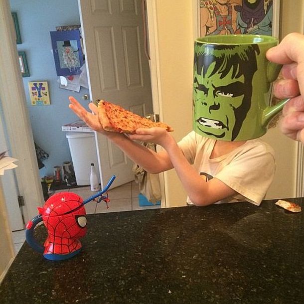 Un hombre convierte a sus hijos en superhéroes con divertidas tazas