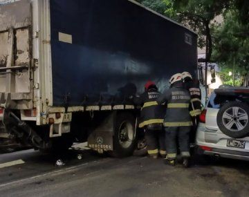 Accidente en Flores: dos motoqueros terminaron debajo de un camión