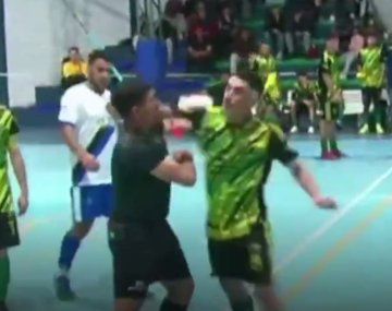 Escándalo en Pinamar: un jugador agredió a un árbitro y desató el caos en un partido de futsal