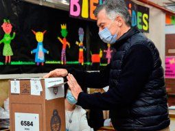 Macri tocó la urna al momento de votar y rompió el protocolo