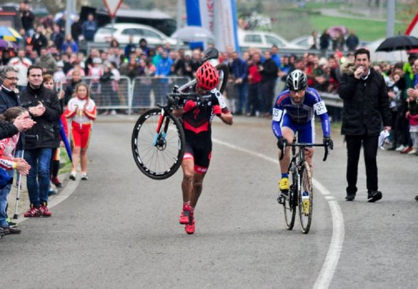 Para imitar: a un ciclista se le rompió la bici y su rival no quiso pasarlo