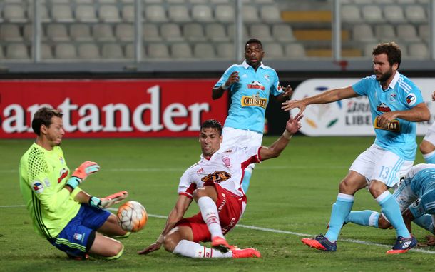 Huracán, con uno menos, terminó cayendo ante Sporting Cristal en Perú