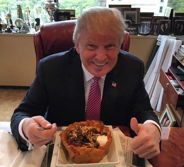Donald Trump se mostró comiendo tacos y dijo: Amo a los hispanos