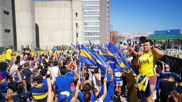 VIDEO: Así fue la llegada de los hinchas de Boca a la cancha del Barcelona