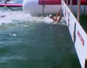 Insólito: hundió a una rival en la llegada y le sacaron la medalla de plata