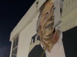 El Gobierno tapó un mural de Néstor Kirchner en la sede del Correo Argentino en Retiro