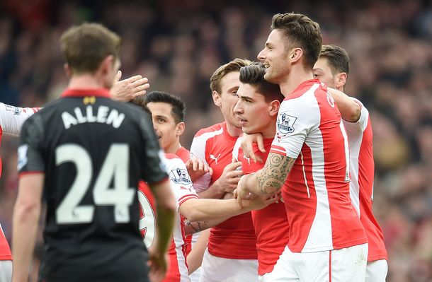 Arsenal goleó al Liverpool y es escolta del Chelsea en la Premier League