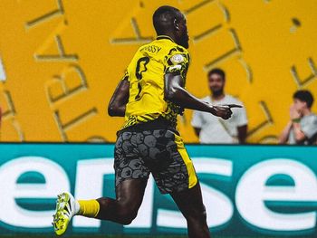 Con sufrimiento, el Dortmund le ganó 2-1 a Monterrey y avanzó a cuartos