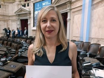 Myriam Bregman mostró el cartel que le dedicó a Javier Milei para la apertura de sesiones ordinarias
