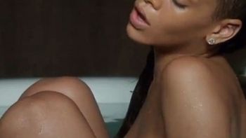 esta cantante y su nuevo video derrochan sensualidad esta cantante y su nuevo video derrochan sensualidad