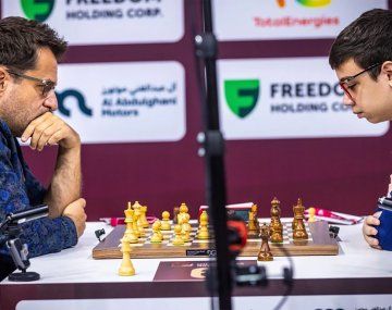 Faustino Oro sorprendió al nº 20 del mundo y debutó con victoria en el Mundial de blitz