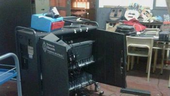 Una escuela de La Plata fue asaltada por delincuentes que destrozaron el edificio y se llevaron hasta la vianda de los nenes. Una escuela de La Plata fue asaltada por delincuentes que destrozaron el edificio y se llevaron hasta la vianda de los nenes.