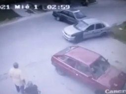 Un conductor atropelló con su auto a una mujer que iba con su bebé y se fugó