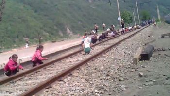 video: nenes son obligados a reparar las vias de un tren en corea del norte video: nenes son obligados a reparar las vias de un tren en corea del norte
