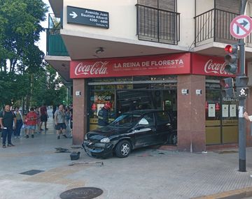 Un auto chocó a un micro escolar y se incrustó en una pizzería en Parque Avellaneda