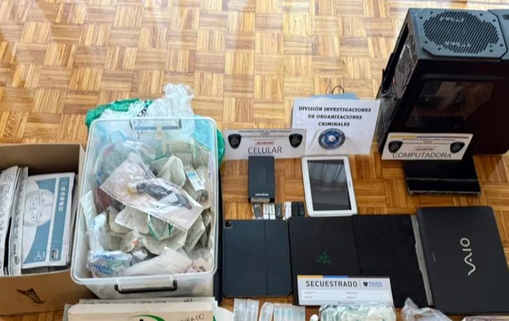 Lo que encontraron en las casas de los dos médicos acusados de haber robado medicamentos de un hospital. Foto: TN.