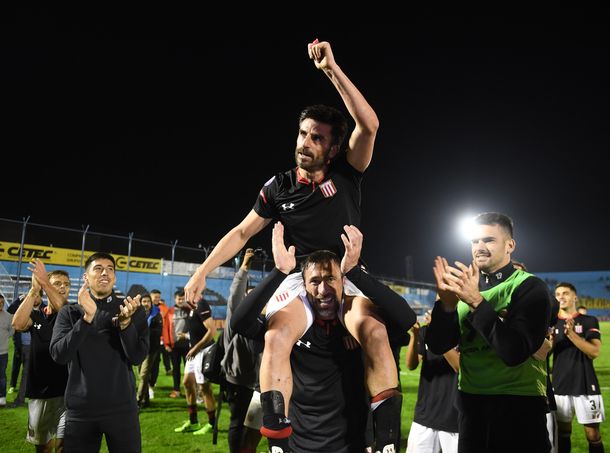 Chapu Braña fue llevado en andas tras su último partido