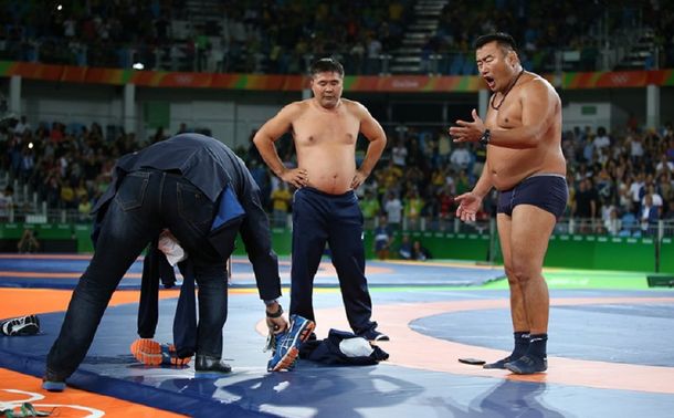 Un luchador festejó antes de tiempo, lo descalificaron y sus entrenadores se desnudaron
