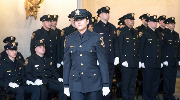 La mujer se graduó hace poco tiempo