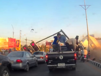 VIDEO: Se salvó por centímetros de ser atropellada por un camión
