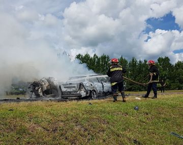 Bomberos apagaban las llamas de los autos siniestrados